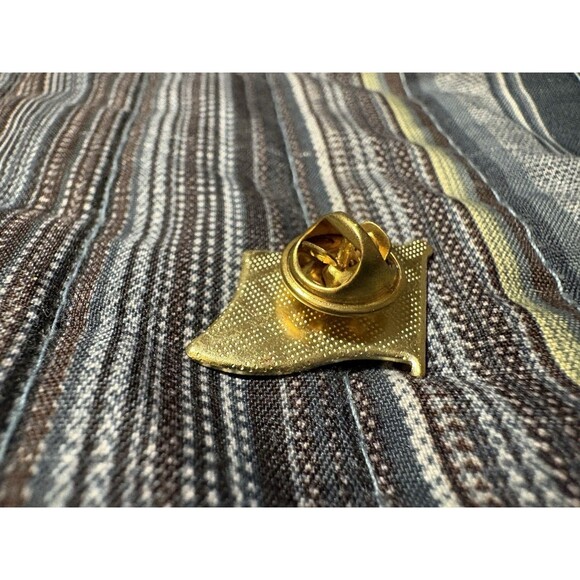 Vintage Aged American Flag Lapel Pin Pins Enamel Hat Shirt  Gold Border Patriot - Picture 4 of 5